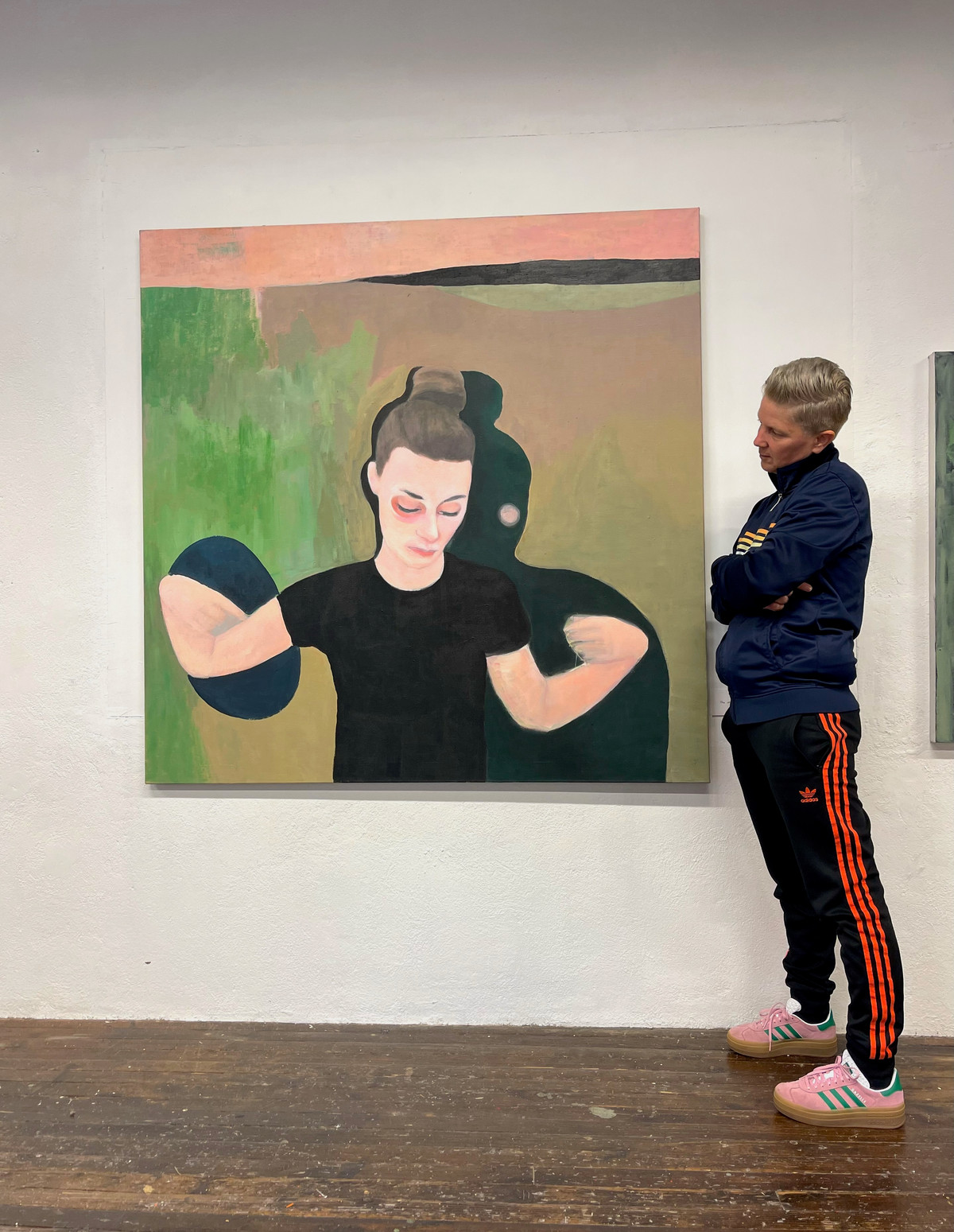 Tonje Gjevjon ser på maleri.