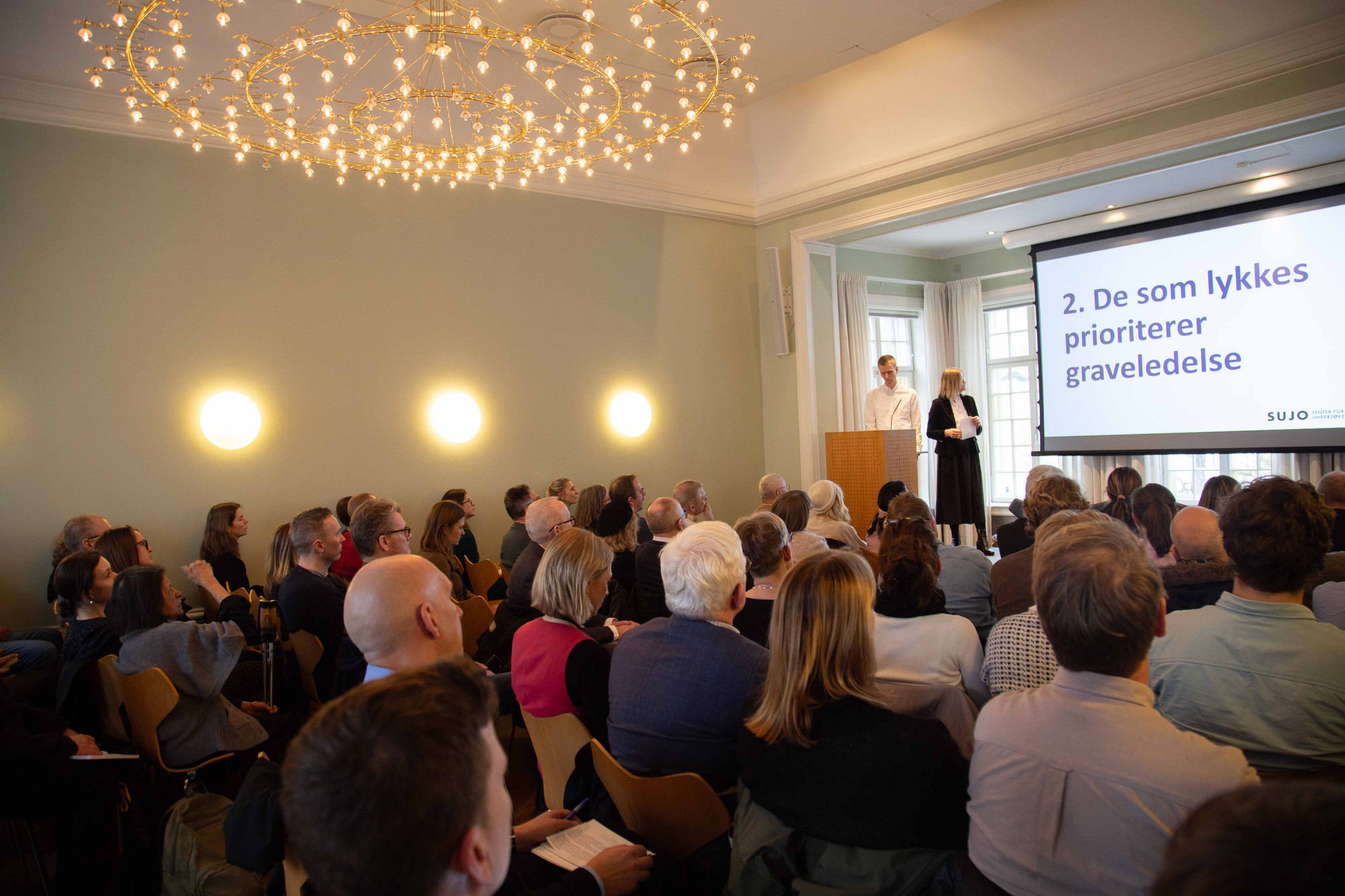 Senterleder Kristine Holmelid og forsker ved SUJO og Universitetet i Bergen (UiB) Fredrik Bjerknes. Foto:  Regine Skjærpe Olsen-Hagen for SUJO/Fritt Ord