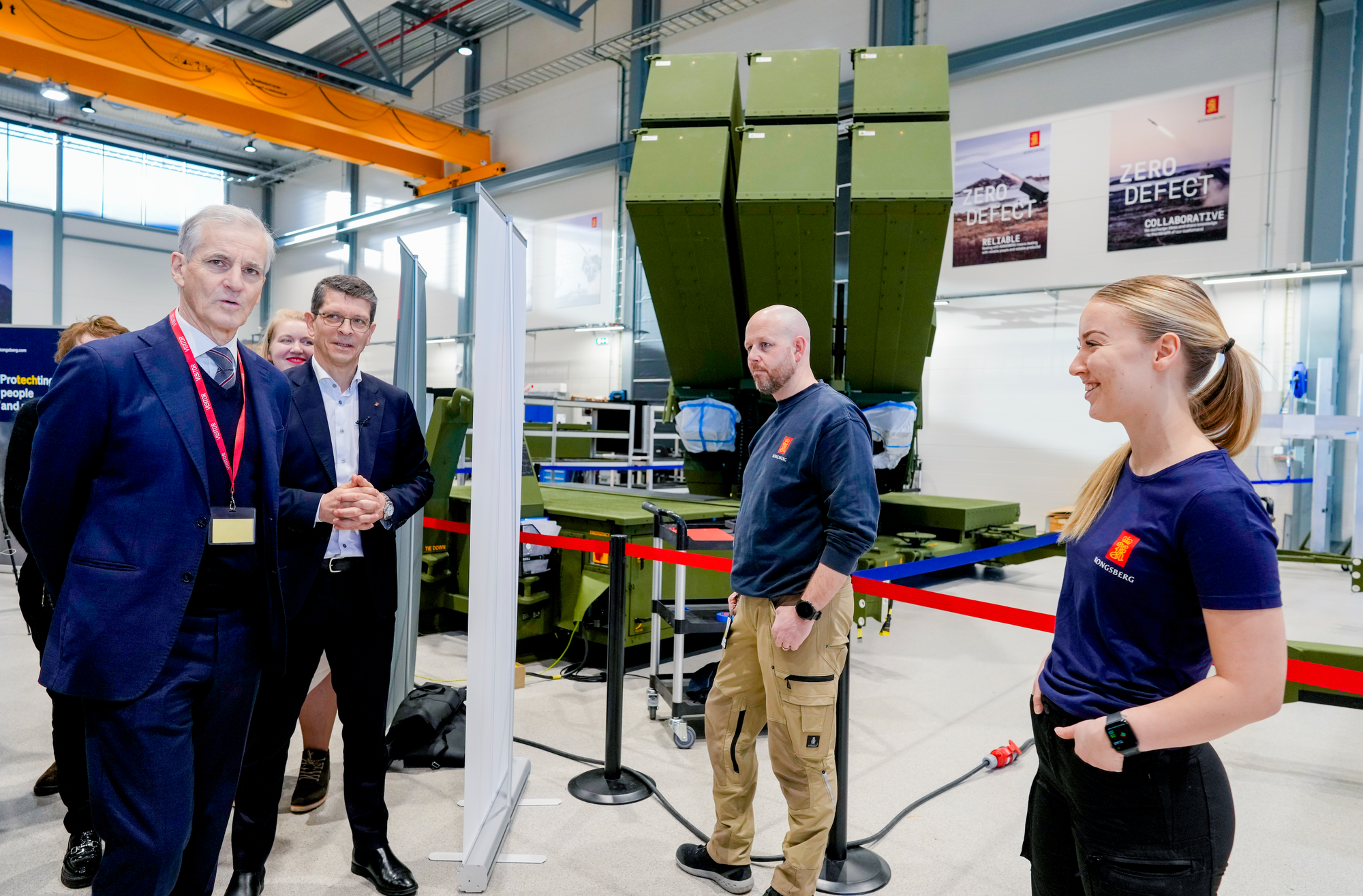 Statsminister Jonas Gahr Støre og konsernsjef i Kongsberg Gruppen, Geir Håøy, foran luftvernsystemet NASAMS under besøk hos Kongsberg Defence & Aerospace i Kongsberg 2023. 