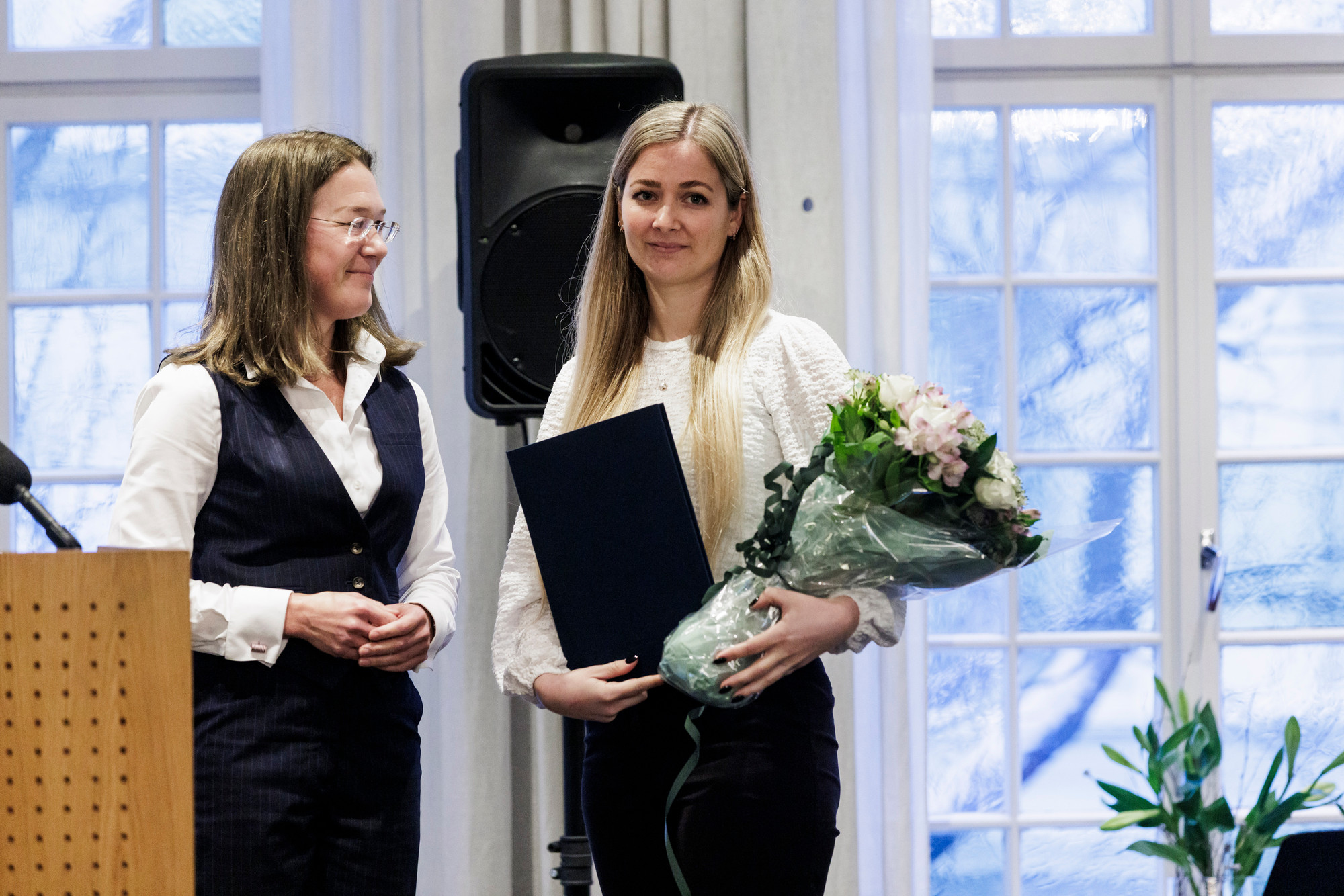 Anine Kierulf, nestleder i Fritt Ords styre, og prisvinner Lisanne Dijkstra. Foto: Adrian Nielsen