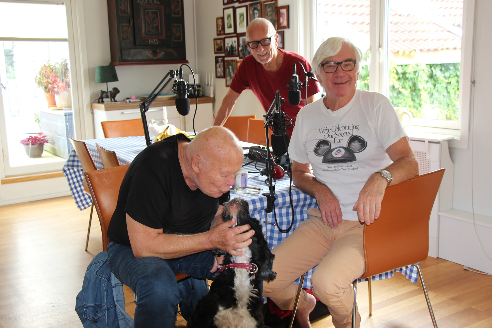NRK-veteranene Kalle Fürst og Ole Torp og skuespiller Nils Ole Oftebro lager podkast. 