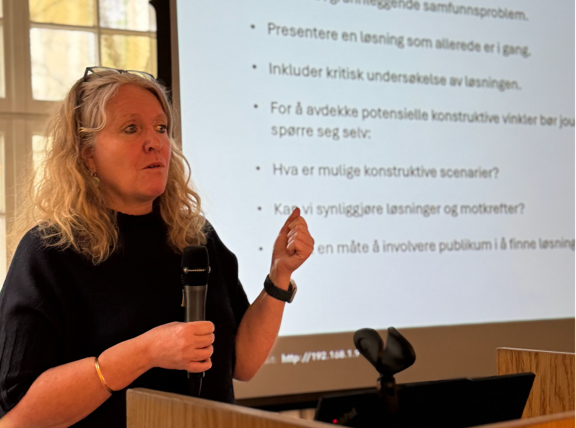 Ingeborg Rangul forklarer om konstruktiv journalistikk for Fritt Ords seminar for studentaviser, mars 2025. 