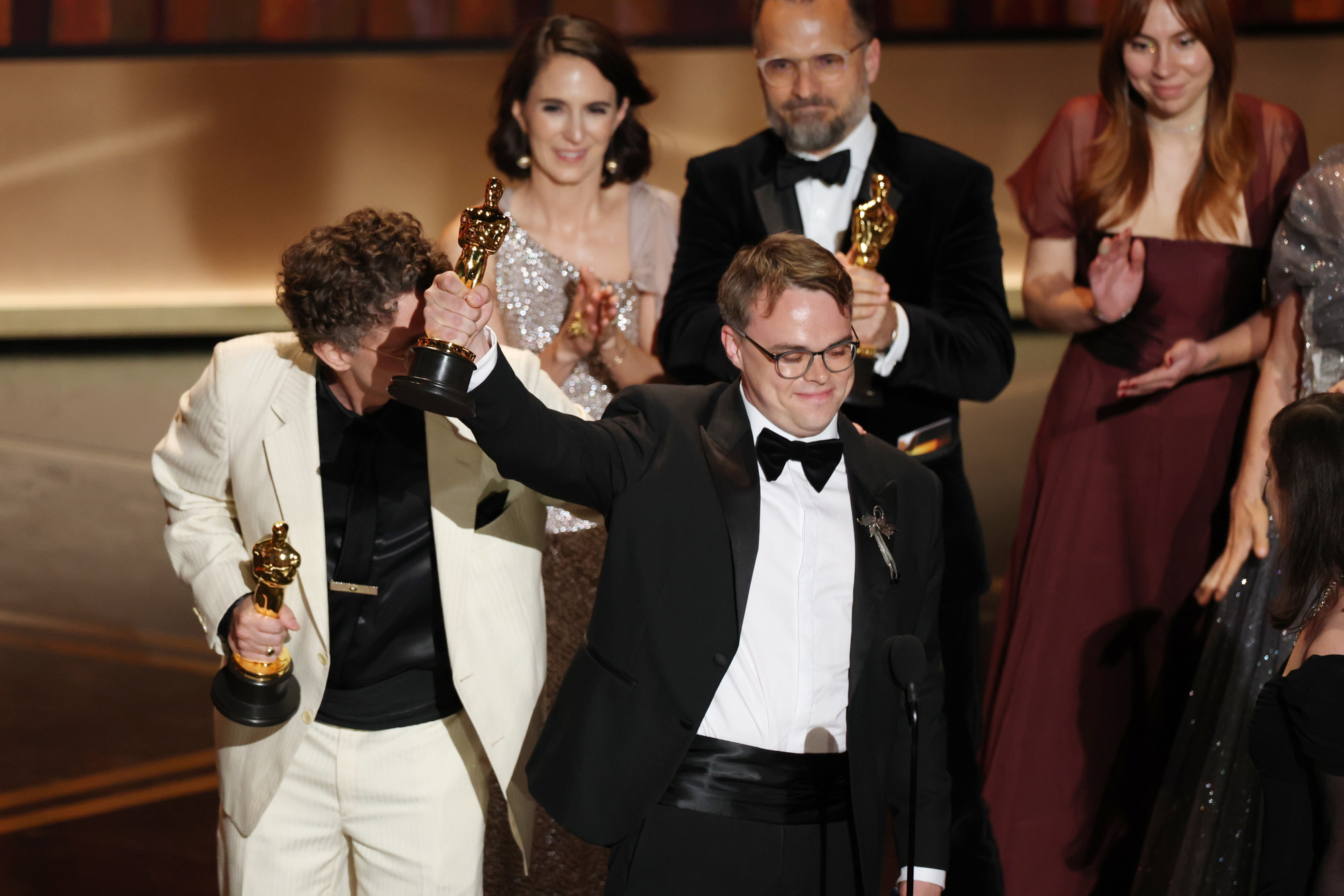 Regissør David Borenstein t.v, lærer og medregissør Pavel Talankin mottar Oscar på scenen