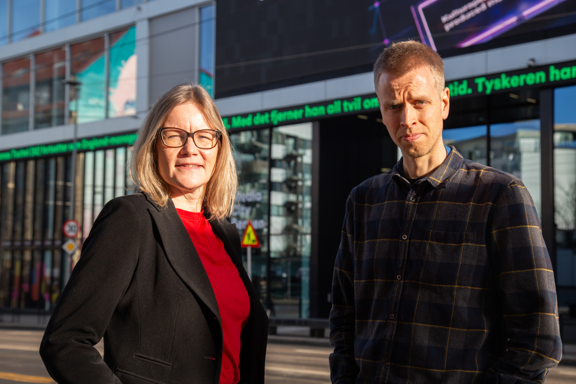 Senterleder Kristine Holmelid og forsker ved SUJO og Universitetet i Bergen (UiB) Fredrik Bjerknes. Foto:  Regine Skjærpe Olsen-Hagen for SUJO/Fritt Ord