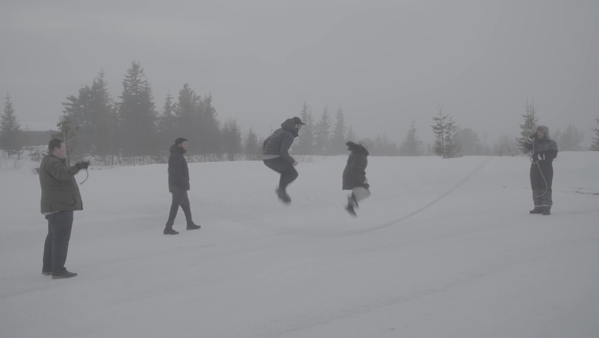 Ungdom med minoritetsbakgrunn hopper tau i snø. Foto: Privat / Özkal Lorentzen