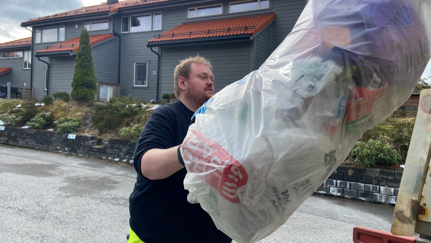 Mann henter engangsplastikk søppel i norsk by.  
