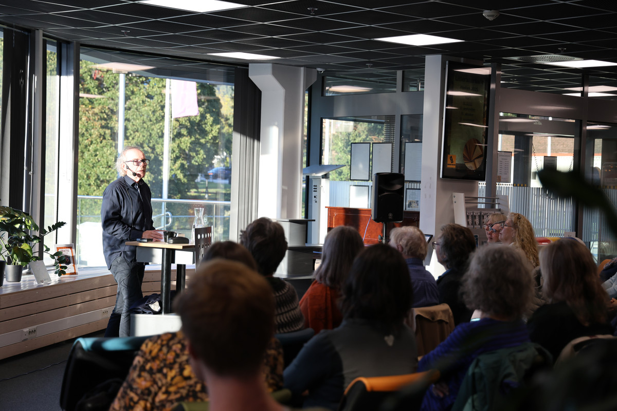 Terje Tvedt på Filosofisk kafé på Kongsberg bibliotek.