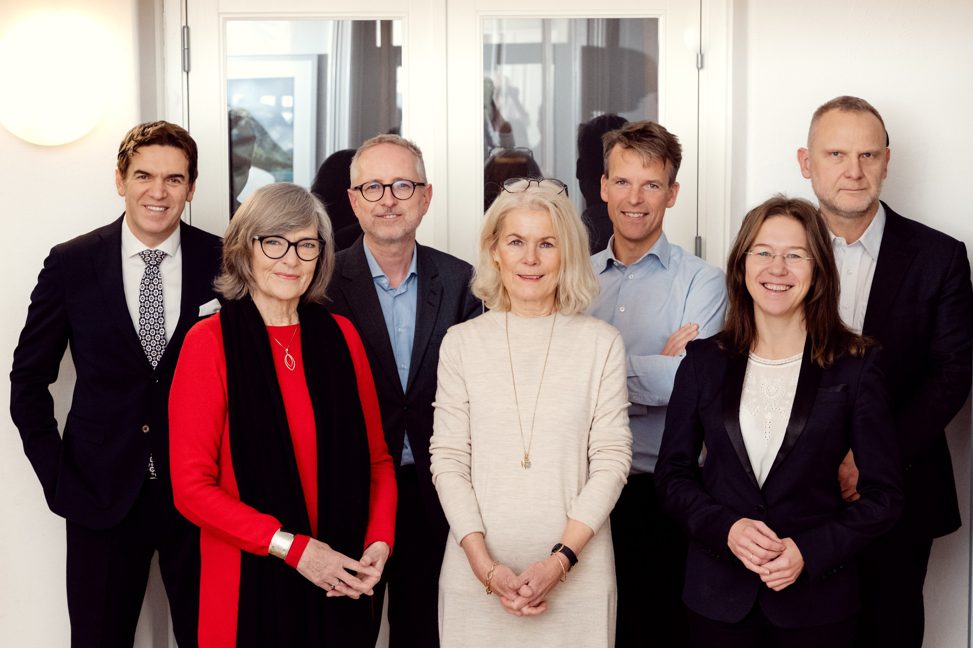 Fritt Ord Styret desember 2023. Fra venstre: Sylo Taraku, Sigrun Slapgard, Bård Vegar Solhjell, Grete Brochmann, Bjarne Kveim Lie, Anine Kierulf og Frank Rossavik. Slapvik er siden gått ut, og Kjersti Gautestad Norheim er gått inn (2024)
