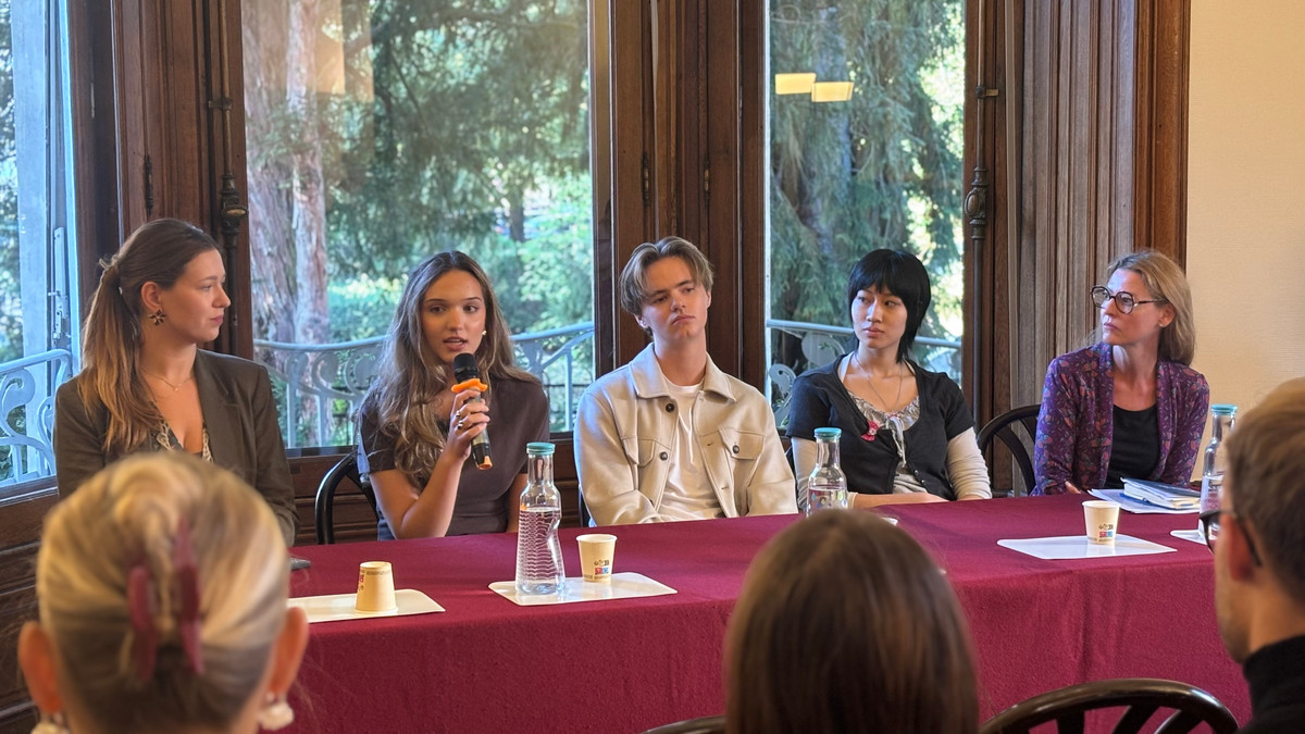 Lena Miloradovic (andre fra venstre), Svale Toreskaas Vedvik (tredje fra venstre) og Cecilia Thanh Ha Nguyen (andre fra høyre) deltok i en rundborddiskusjon om ytringsfrihet i regi av den norske delegasjonen til Europarådet