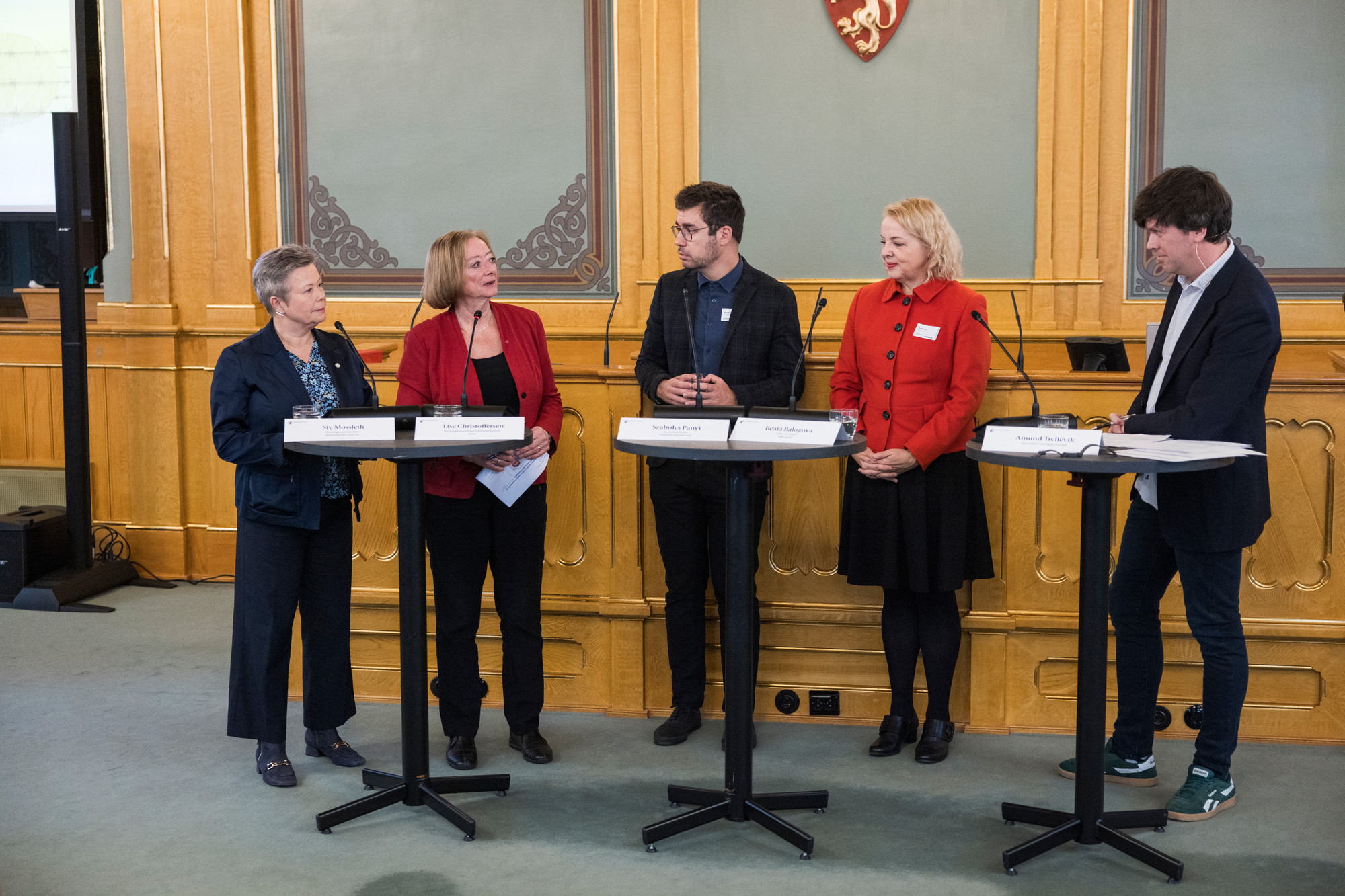 Samtale om utviklingen av ytringsfriheten i Sentral- og Øst-Europa med journalist i Direkt36 og redaktør i Vsquare.org Szabolcs Panyi (Ungarn) og sjefredaktør i SME daily Beata Balogava (Slovakia). Moderator: journalist Amund Trellevik.
