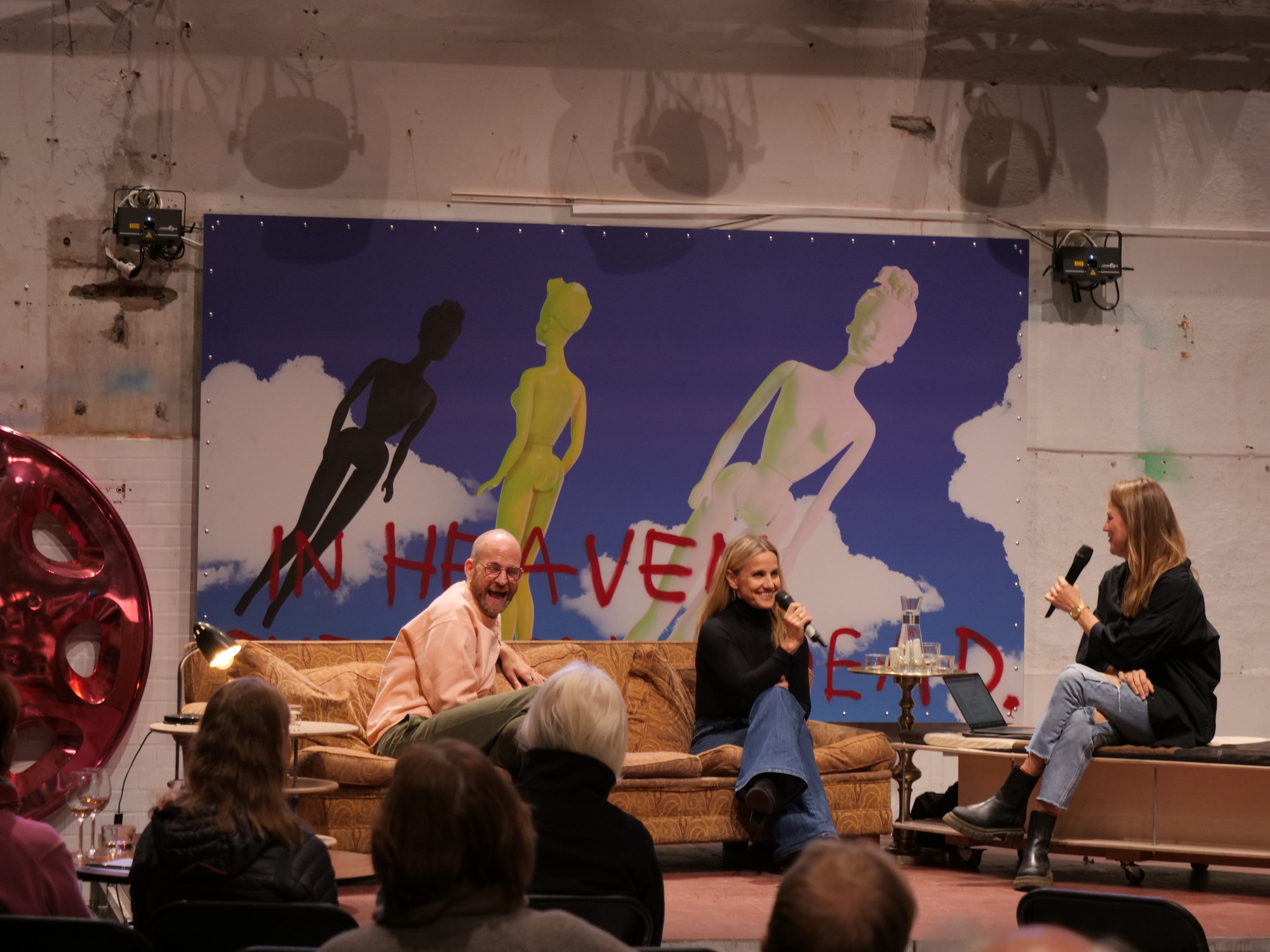 Kunst rett Vest med Mona Pahle Bjerke og Marius Moldvær i 2023. Programleder Cecilie Tyri Holt t.h.