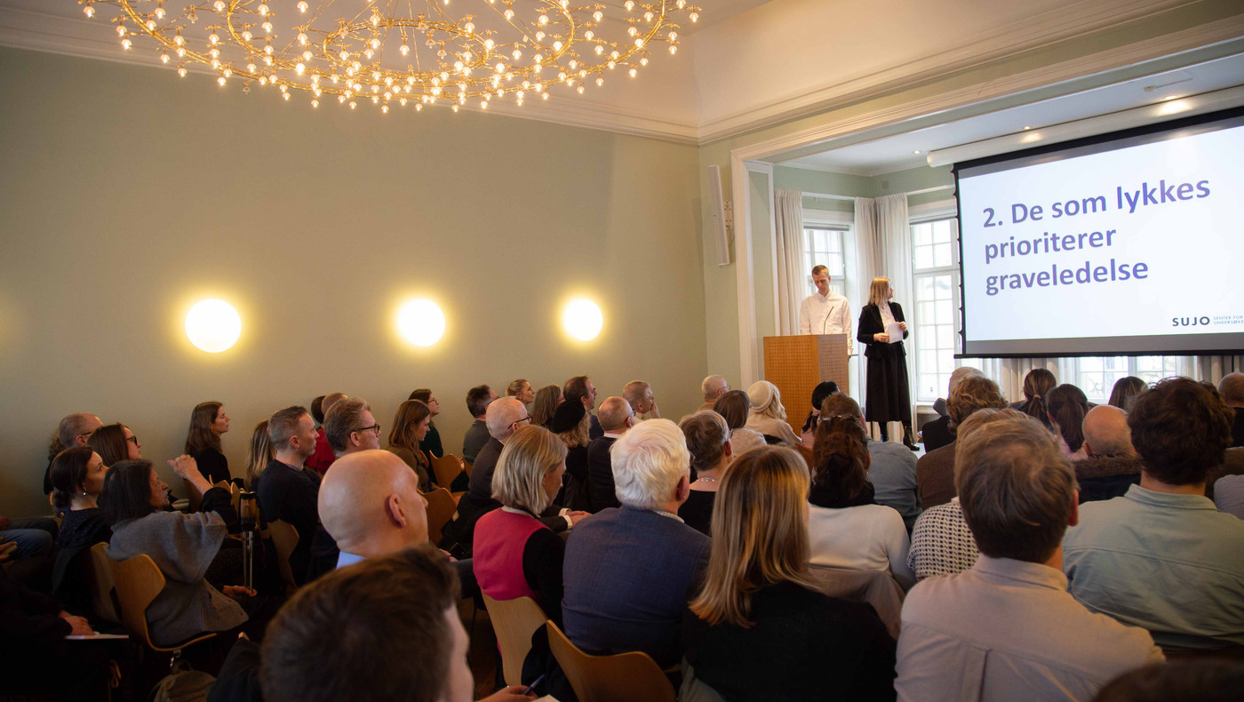 Senterleder Kristine Holmelid og forsker ved SUJO og Universitetet i Bergen (UiB) Fredrik Bjerknes. 