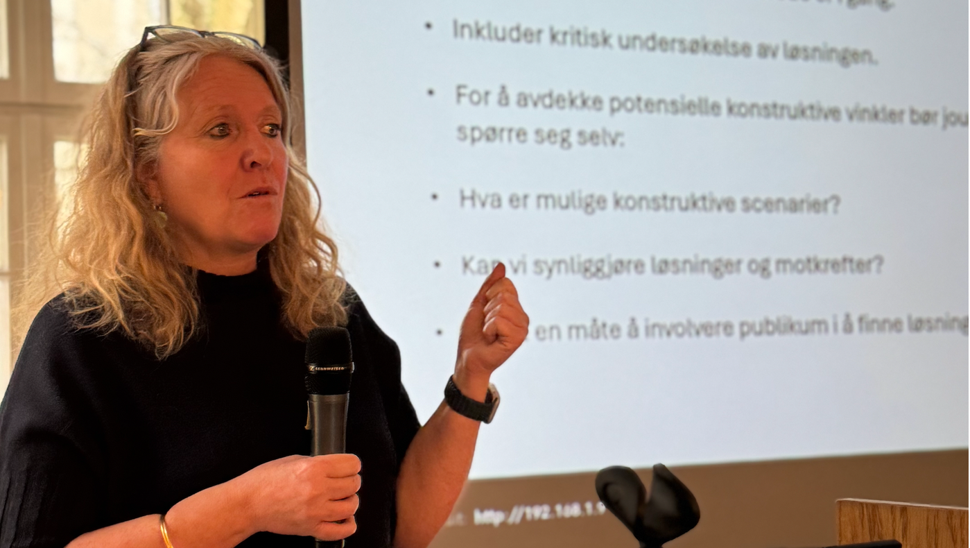 Ingeborg Rangul forklarer om konstruktiv journalistikk for Fritt Ords seminar for studentaviser, mars 2025. 