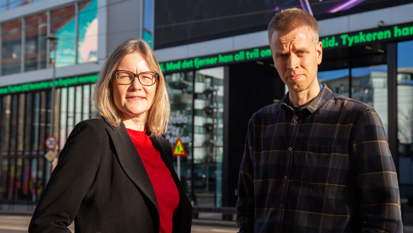 Senterleder Kristine Holmelid og forsker ved SUJO og Universitetet i Bergen (UiB) Fredrik Bjerknes. Foto:  Regine Skjærpe Olsen-Hagen for SUJO/Fritt Ord