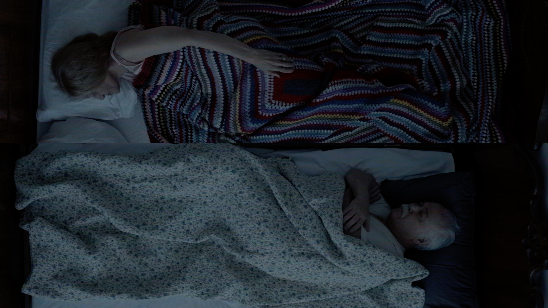 Kvinne og mann i seng, sover.