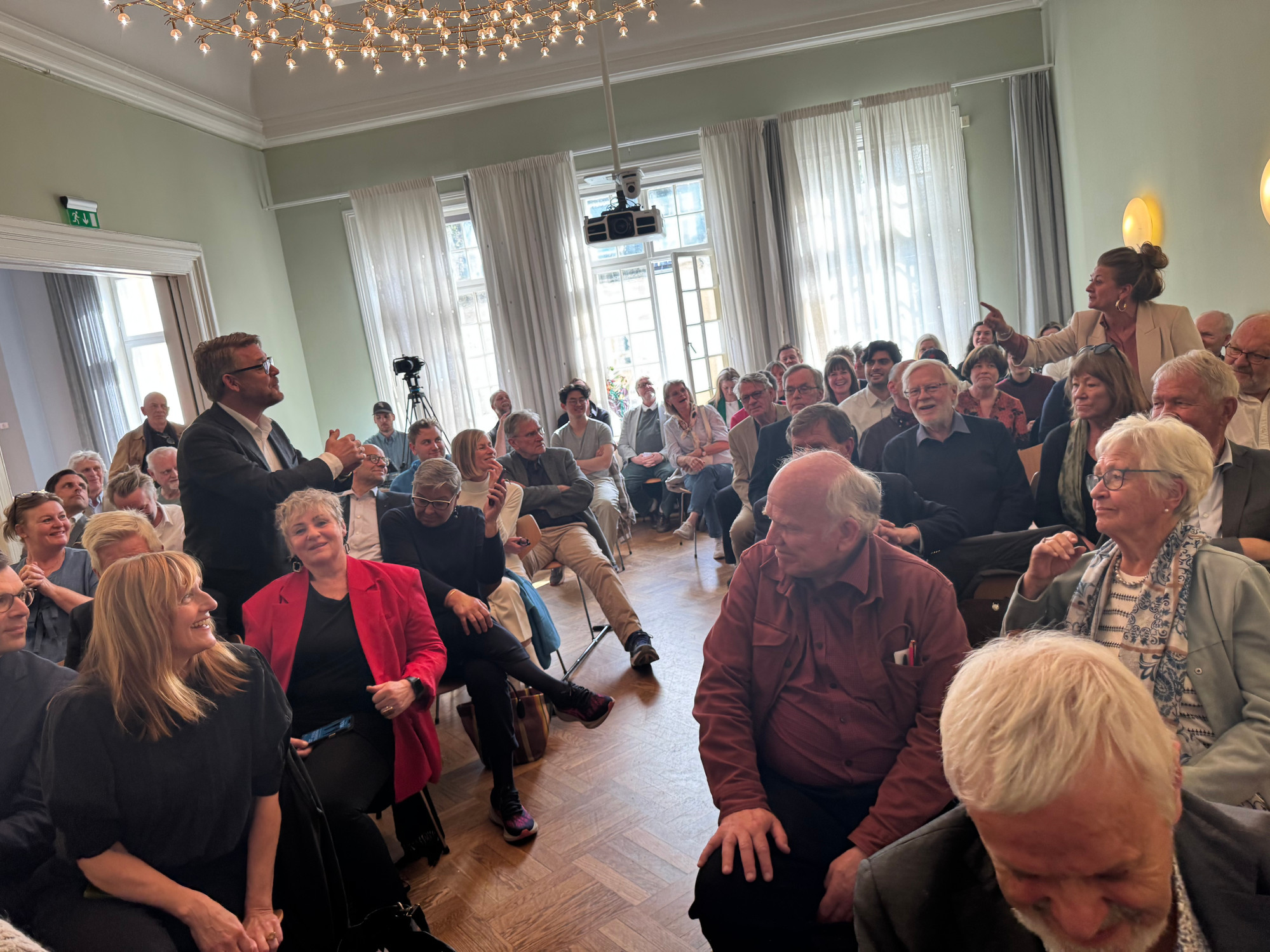 P4s ansvarlige redaktør Kenneth Andresen og NRKs radiosjef Cathinka Rodan stiller spørsmål fra salen – og til hverandre. 