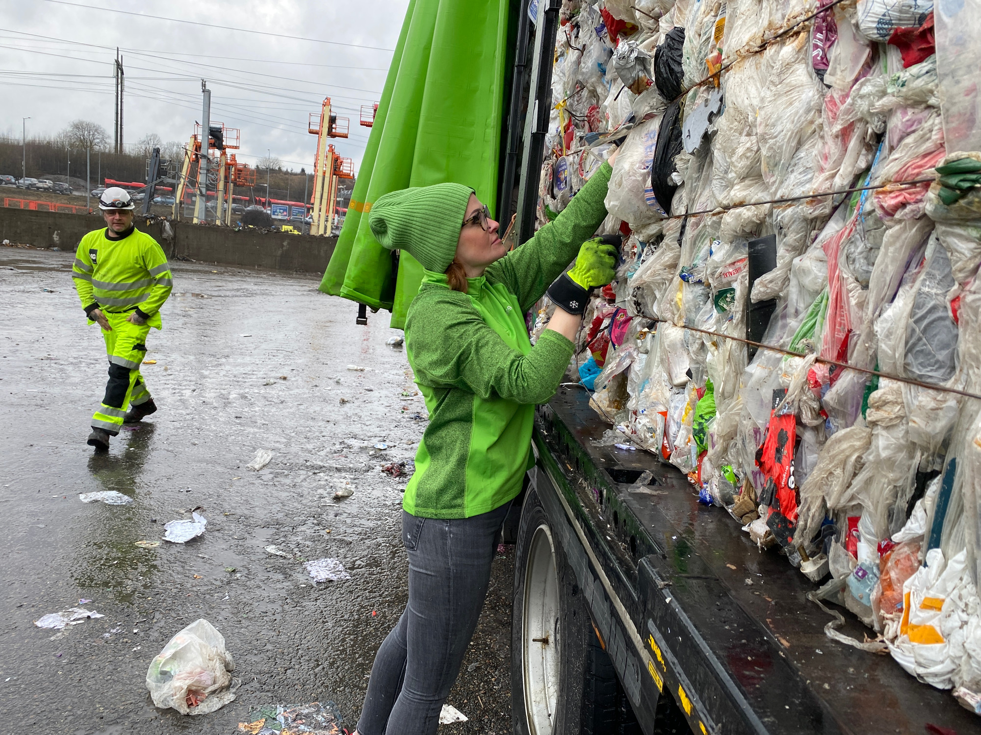 Bring-sjåføren Agnieszka Walasek som laster ferdigsortert plastavfall 