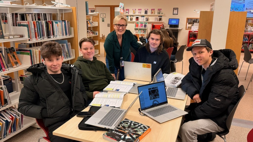 Prosjektleder og adjunkt Merete Kildal sammen elever på skolebiblioteket på Malakoff vgs i Moss. 