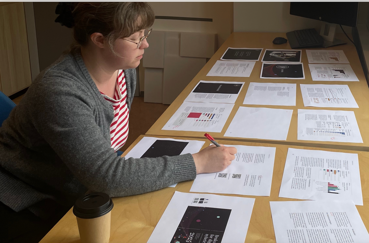 Janne Bjørgan legger siste hånd på verket 4. juni 2025.