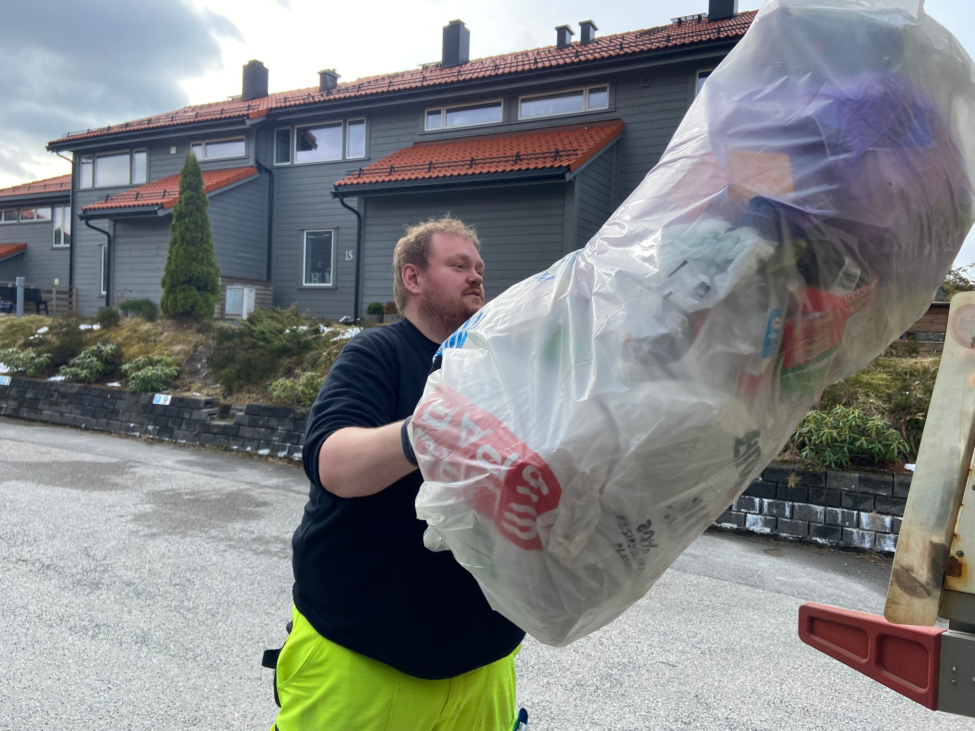 Mann henter engangsplastikk søppel i norsk by.  