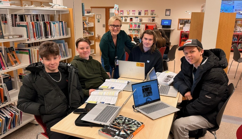 Prosjektleder og adjunkt Merete Kildal sammen elever på skolebiblioteket på Malakoff vgs i Moss.