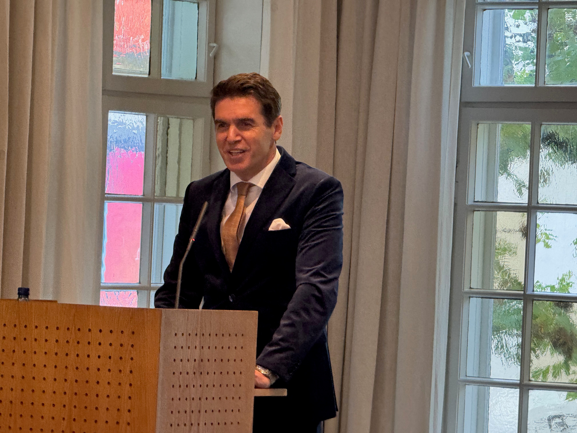 Sylo Taraku holder tale til Karpe. Foto: Henrik Pryser Libell for Fritt Ord 