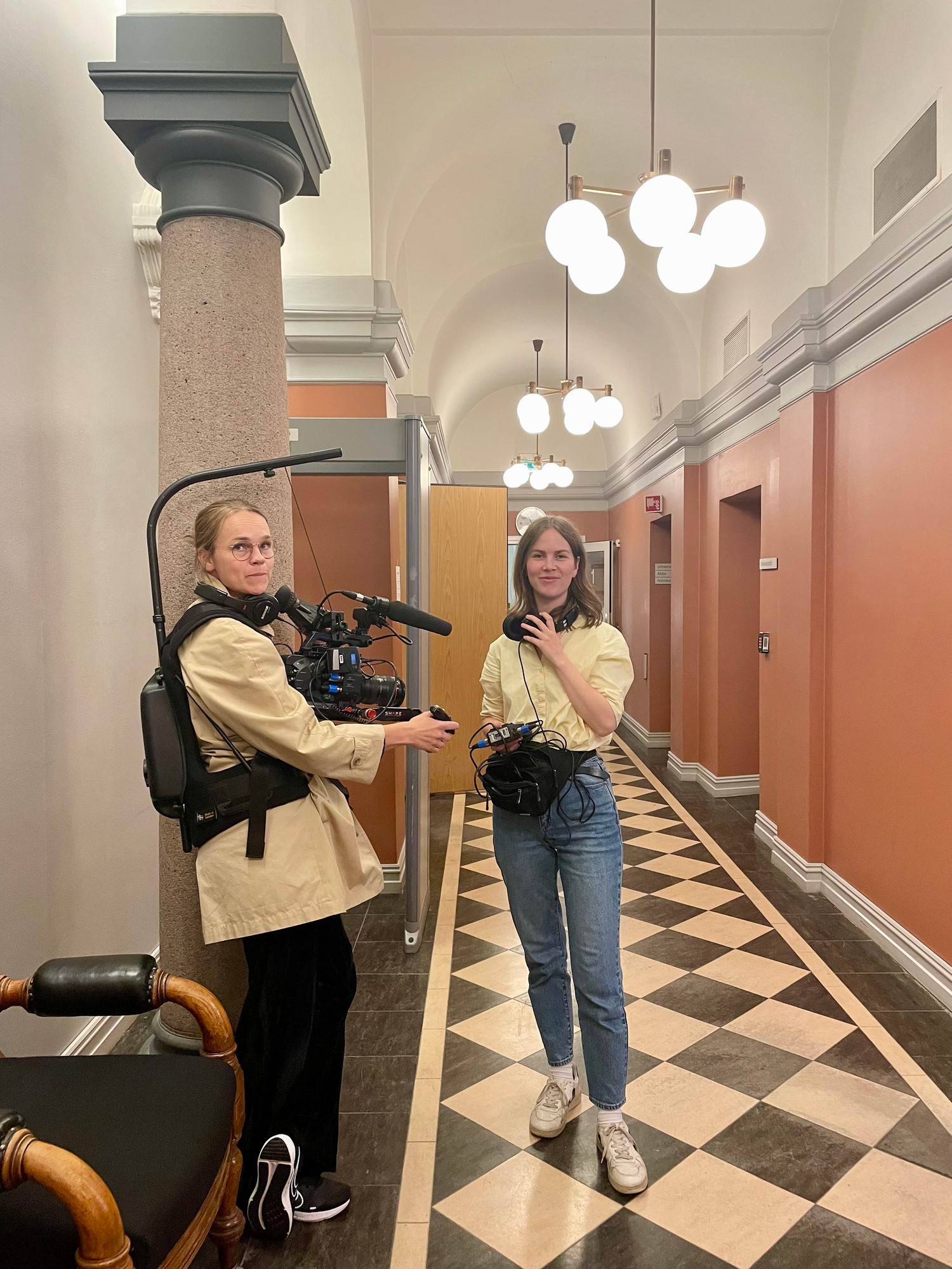 Regissør Johanne Kristensen Sandvik og fotograf Aurora Hannisdal under opptak i Lagmannsretten.