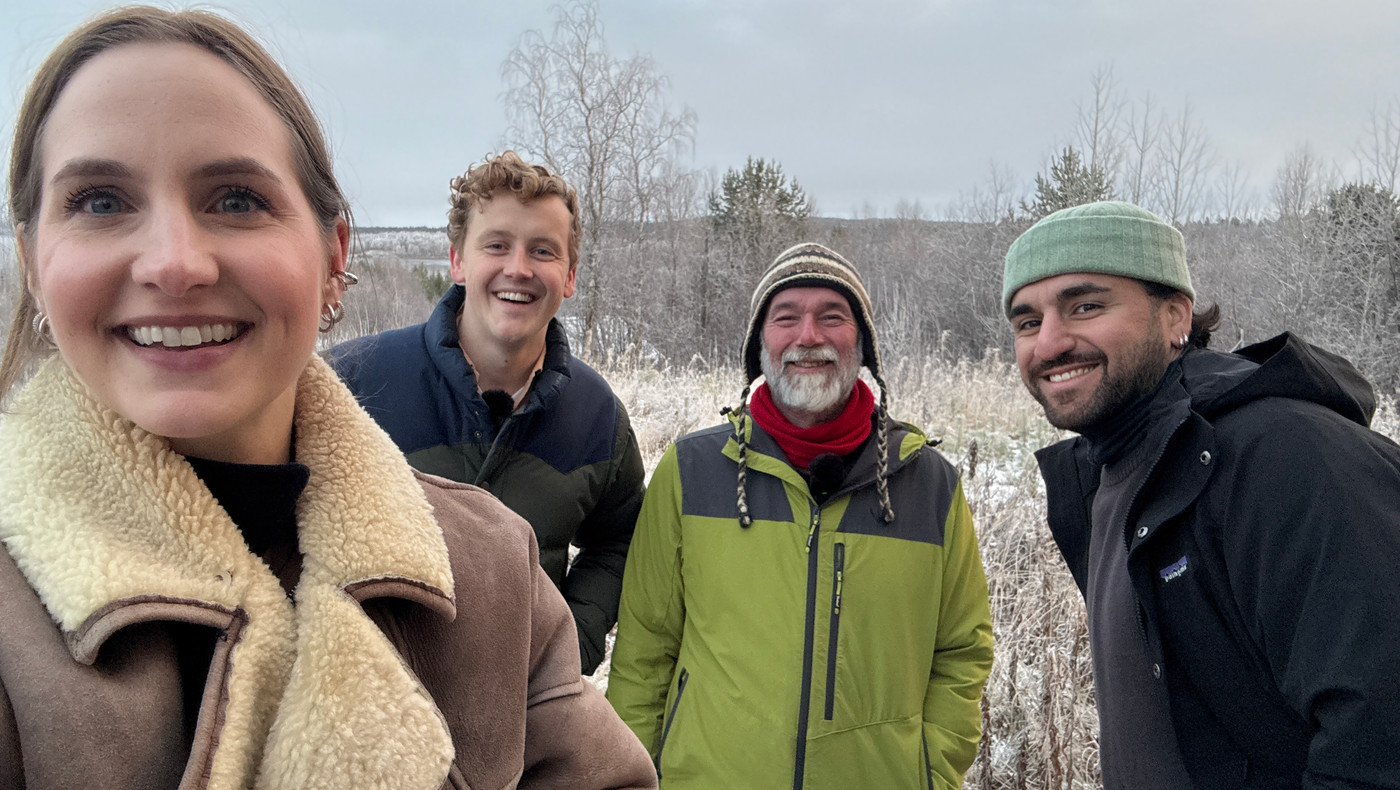 Ingrid Tinmannsvik, Bendik Mondal (t.v) og Siamak Nematpoor  (t.h) fra Demo hjemme hos Demo-medlem Yngve Beddari 