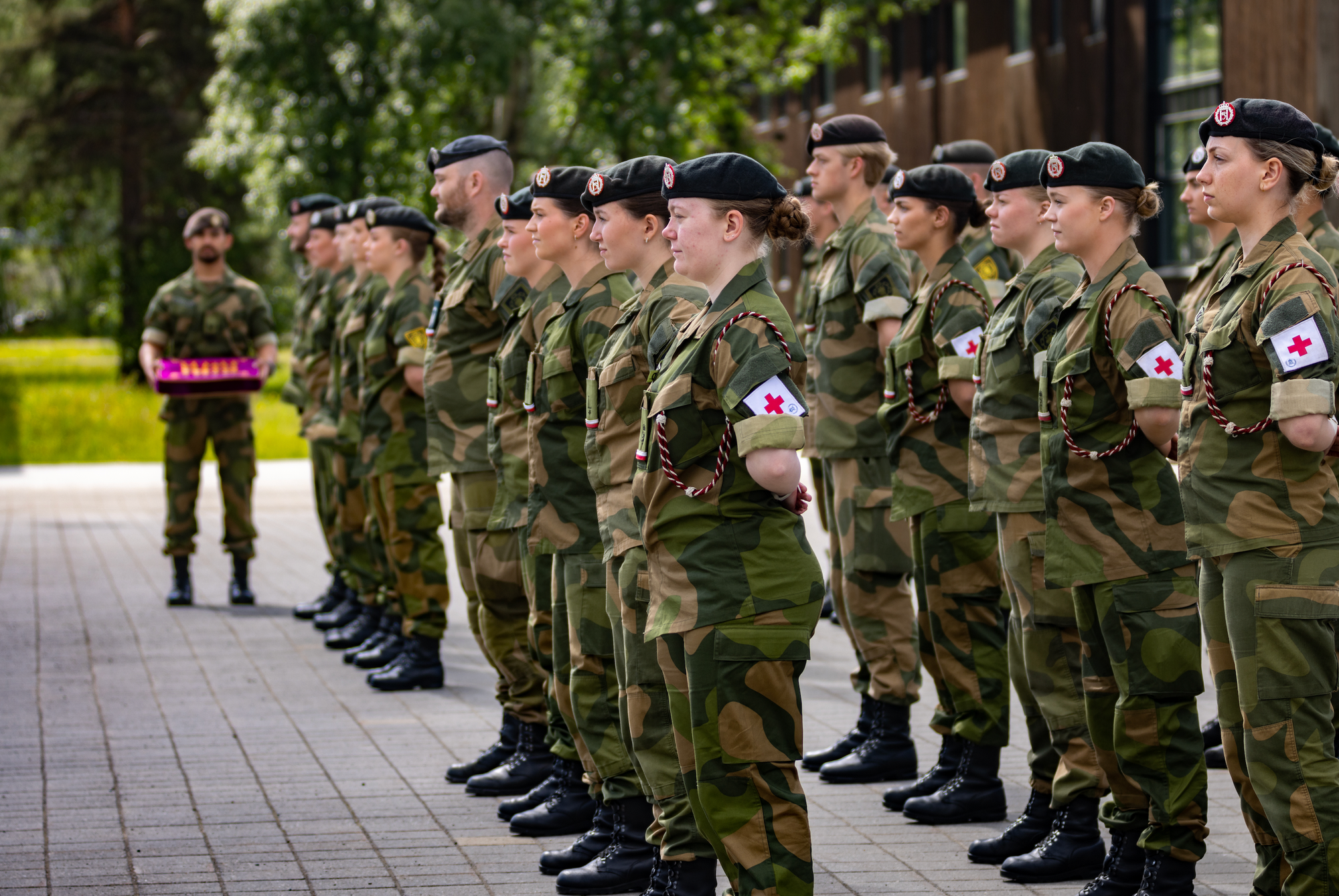 "Soldatenes stemmer". Forsvarets Forum vil ut i leirene og høre fra vanlige vernepliktige. På bildet mottar soldater vernedyktighetsmedalje i Bardufoss etter gjennomført førstegangstjeneste juni 2024. 