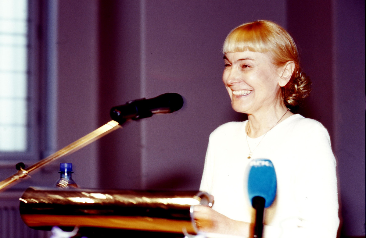 Nina Witoszek holder tale ved utdelingen av Fritt Ords Pris 10. mai 2005.