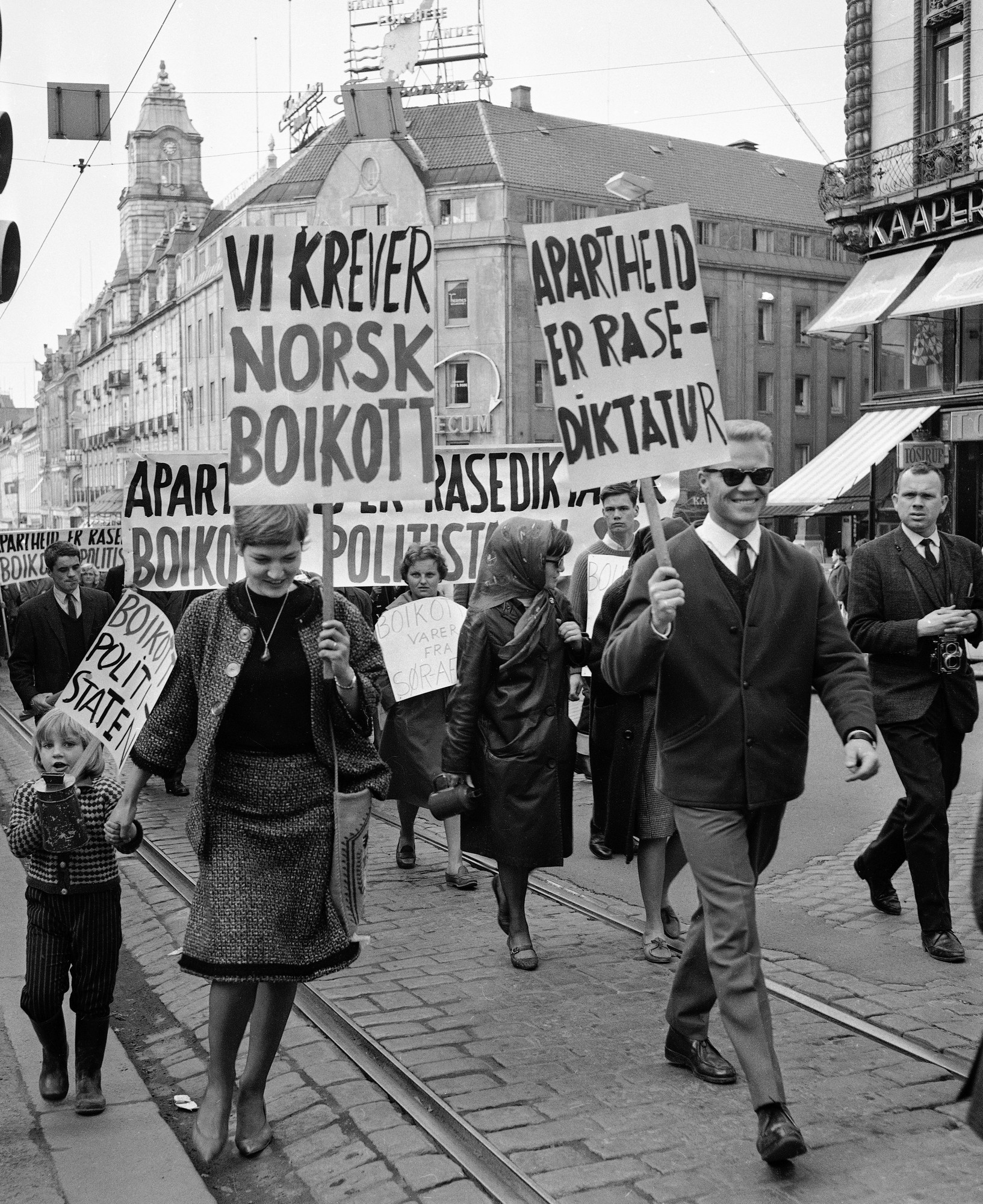 I april 1963 vedtok parlamentet i Sør-Afrika nye drastiske apartheid-lover, som gjorde gapet mellom fargede og hvites rettigheter ennå større. Her fra en demonstrasjon på Karl Johans gate i Oslo, april 1963.  Foto: NTB