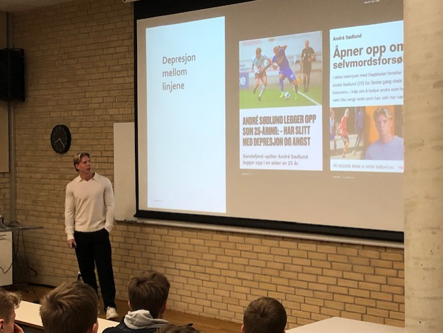 Sandnes skolebibliotek har fått støtte til prosjektet «Snakker idretten sant» – del 2.
Ifjor møtte blant annet tidligere fotballspiller André Sødlund