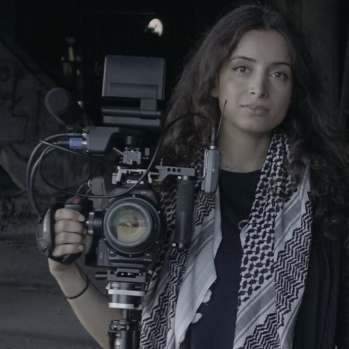 Filmskaper Deeyah Khan holder et filmkamera