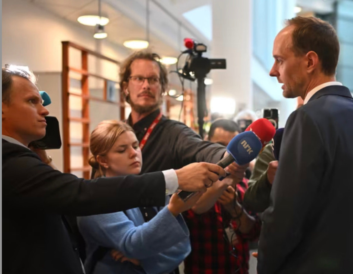 Pressekonferanse med politiadvokat Philip Green i Oslo tinghus høsten 2025