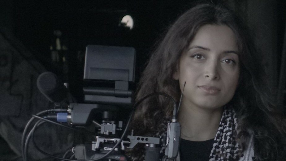 Filmskaper Deeyah Khan holder et filmkamera