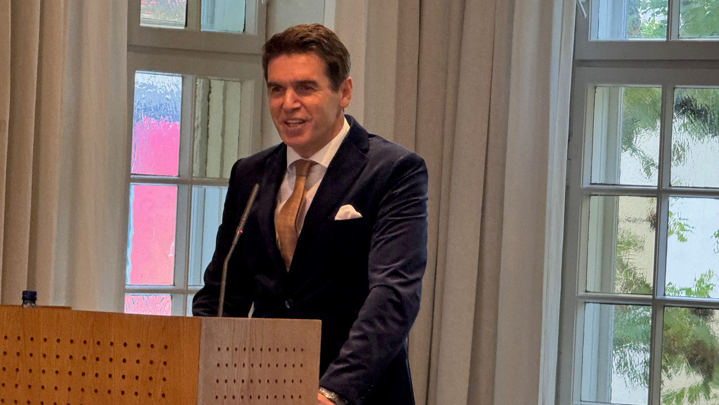 Sylo Taraku holder tale til Karpe. Foto: Henrik Pryser Libell for Fritt Ord 