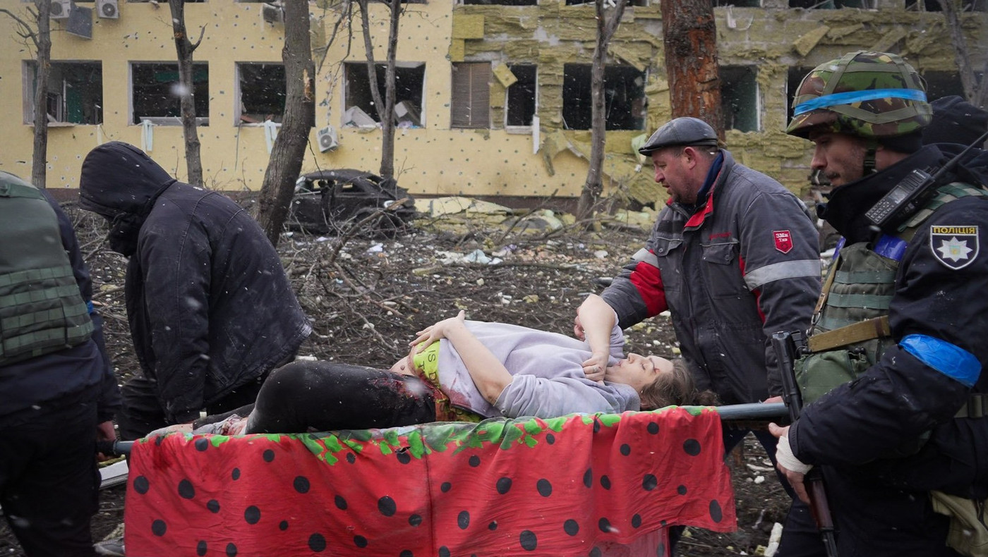 Ukrainian emergency workers and volunteers carry an injured pregnant woman from a maternity hospital damaged by an airstrike in Mariupol, Ukraine, March 9, 2022. Still from FRONTLINE PBS and AP’s feature film “20 Days in Mariupol.”
CREDIT: (AP Photo/Evgeniy Maloletka)
