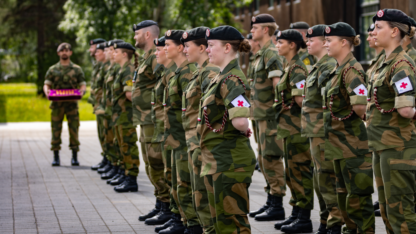 "Soldatenes stemmer". Forsvarets Forum vil ut i leirene og høre fra vanlige vernepliktige. På bildet mottar soldater vernedyktighetsmedalje i Bardufoss etter gjennomført førstegangstjeneste juni 2024. 