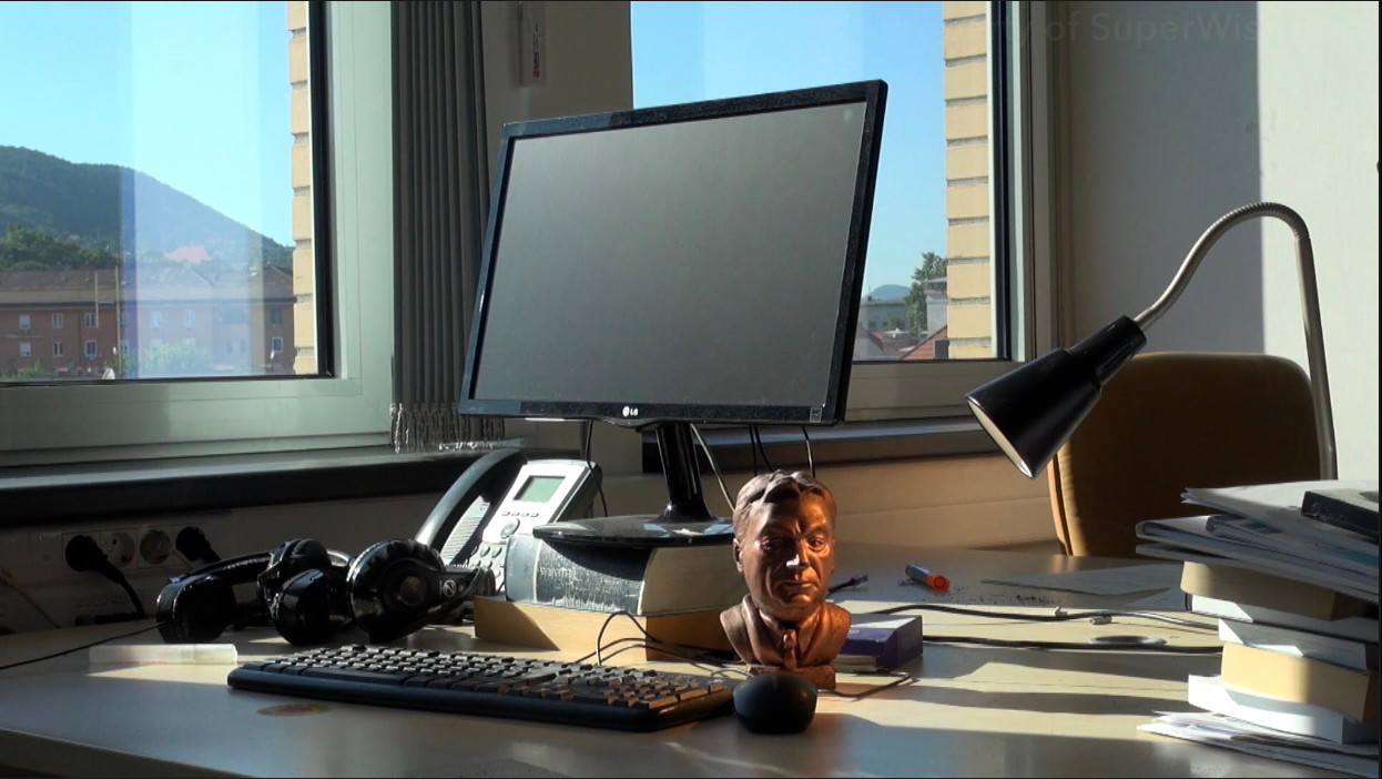 Fra dokumentaren 80 Angry Journalists. (På skrivebordet – byste av Viktor Orban).