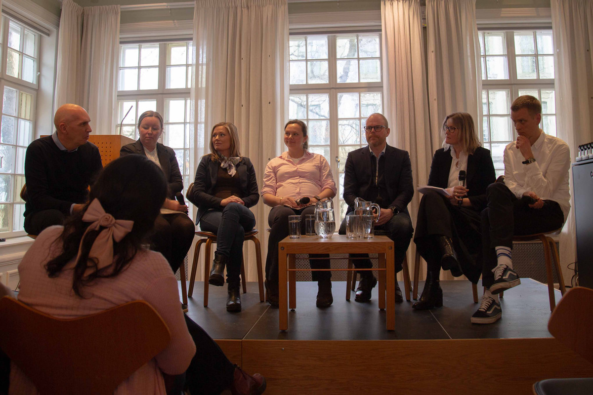 I panel sitter Frank Gander (ordstyrer), Eva Salhus Winther og Lise Ailin Rosvoll i Saltenposten, journalist Andrea Rognstrand i Forsvarets forum, Gard Steiro i VG, senterleder Kristine Holmelid og forsker ved SUJO og Universitetet i Bergen (UiB) Fredrik Bjerknes.
Foto: