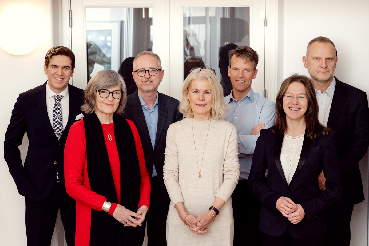 Fritt Ord Styret desember 2023. Fra venstre: Sylo Taraku, Sigrun Slapgard, Bård Vegar Solhjell, Grete Brochmann, Bjarne Kveim Lie, Anine Kierulf og Frank Rossavik. Slapvik er siden gått ut, og Kjersti Gautestad Norheim er gått inn (2024)