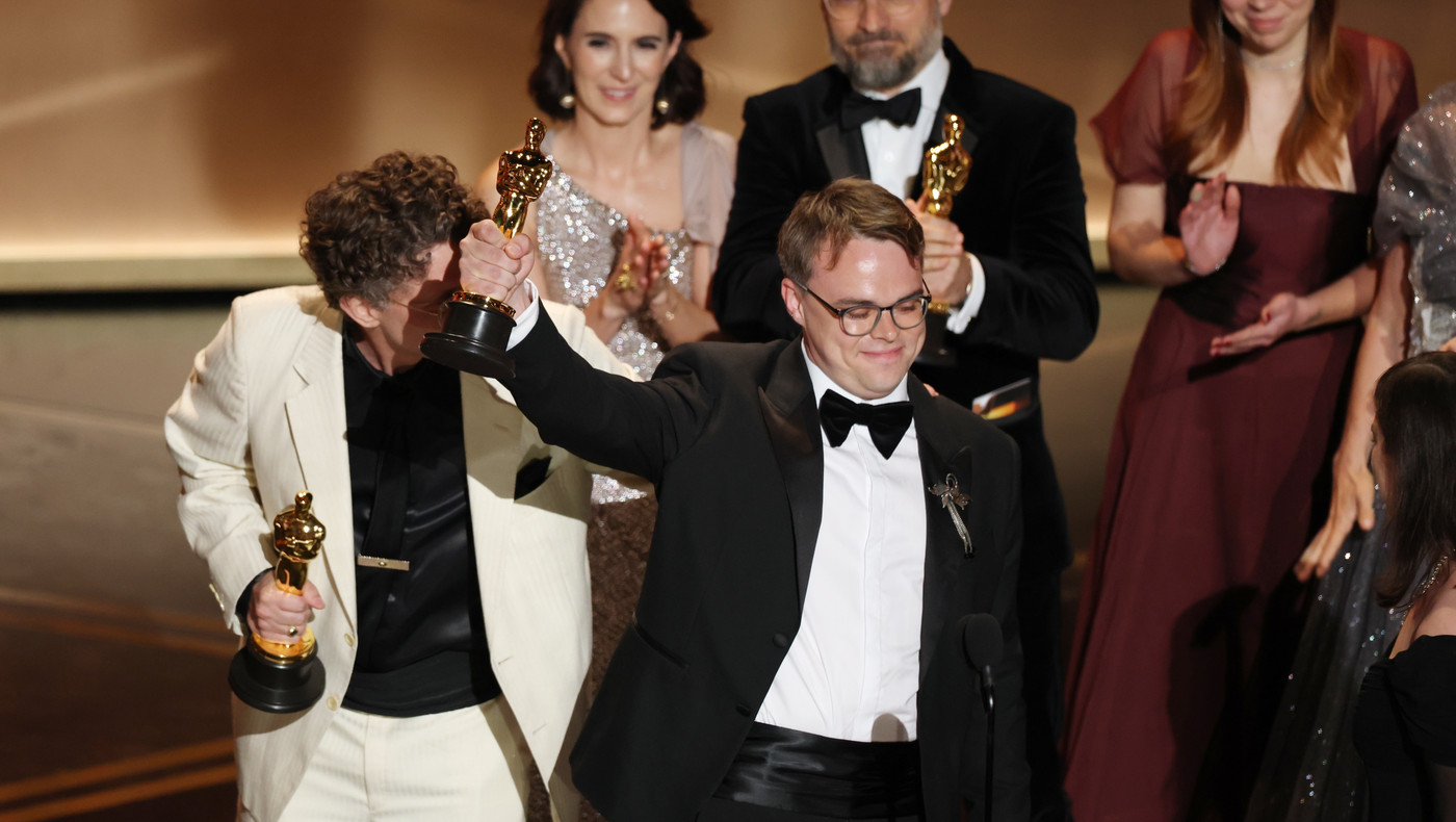 Regissør David Borenstein t.v, lærer og medregissør Pavel Talankin mottar Oscar på scenen