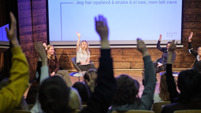 Eliana Hercz i møte med elever om ytringsfrihet for Norsk PEN under LitfestBergens ung-program i 2024.