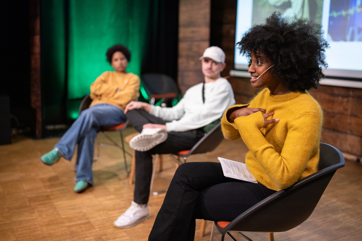 Ammal Ahmed Haj Mohamed fra norsk PEN (første fra høyre) på scenen under ung-programmet på Litfest Bergen i 2025.